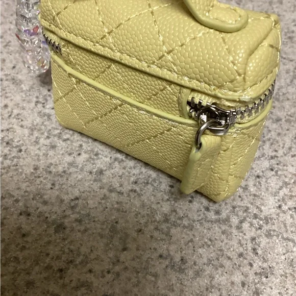 Air pod case. - Picture 3 of 6